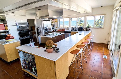 Lion Head Beach House | Sunset Waterfront House in East Hampton