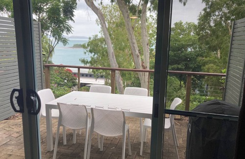 Hamilton Island House | Sunset Waters 17 comes with a Buggy