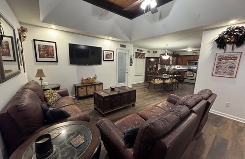 Shepherdsville House | Sunsets on Bourbon Street! Waterfront views!