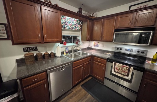 Shepherdsville House | Sunsets on Bourbon Street! Waterfront views!
