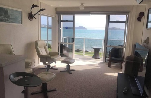 Coromandel House | SUNSETS, SEA, SERENITY IN OAMARU BAY - ENTIRE HOUSE WITH UNSURPASSED VIEWS!