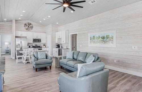 Fulton House | Sunshine and Flip Flops! Pool Front, Waterview, Walk to Restaurants and Pier!