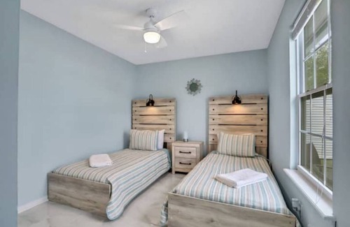 Girvin Villa | Sunshine Breeze Villa with POOL