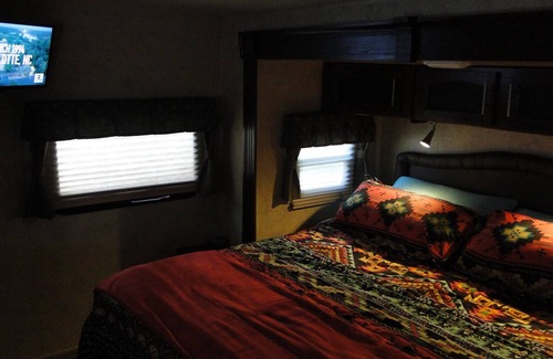 Spring Hill House | Sunshine Camper-RV, Beautiful & Cozy- Quiet Area