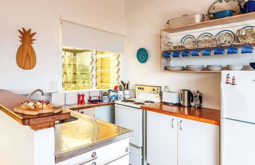 Onetangi House | Sunshine Cottage by the Sea | Stay Waiheke