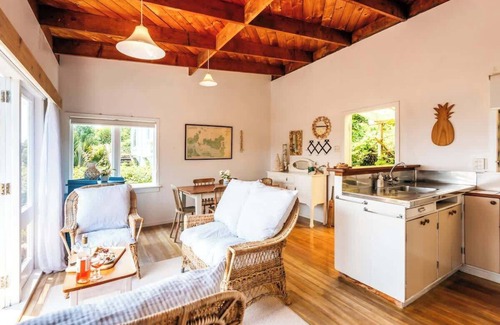 Onetangi House | Sunshine Cottage by the Sea | Stay Waiheke