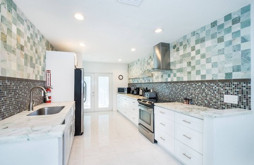 Dania Beach House | SUNSHINE DREAM HOUSE WITH HEATED POOL, NEAR BEACH, CLOSE TO SOUTH BEACH