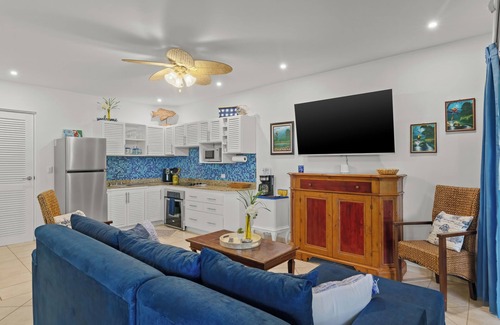 Coco Sunset Hills Condo | Sunshine Escape with a Rooftop Patio