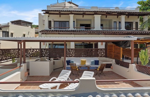 Coco Sunset Hills Condo | Sunshine Escape with a Rooftop Patio