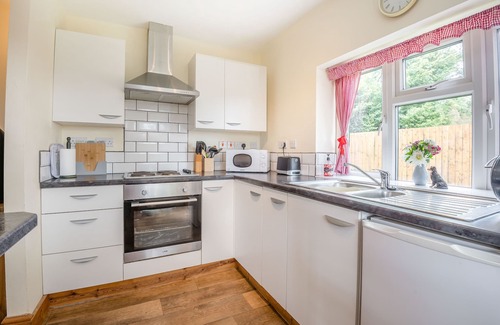 Fiddington Cottage | SUNSHINE LODGE, pet friendly, character holiday cottage in Stogursey