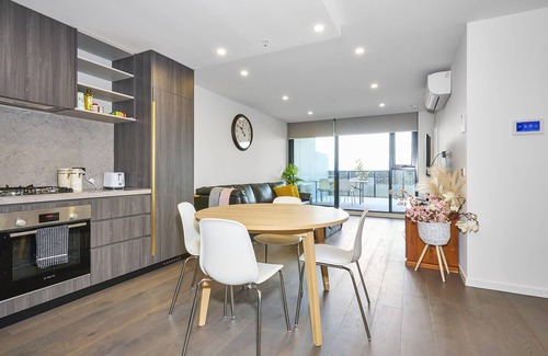 Sunshine Apartment | Sunshine - Modern 2-Bed with Great Views