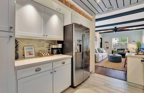 Victoria Park House | Sunshine Sippin' OasisnLuxury Design/Location/Heated Pool/Hot Tub/Putting Green