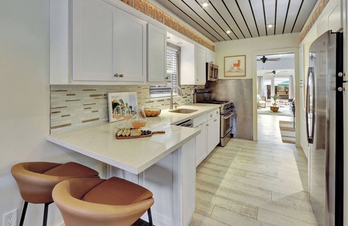 Victoria Park House | Sunshine Sippin' OasisnLuxury Design/Location/Heated Pool/Hot Tub/Putting Green