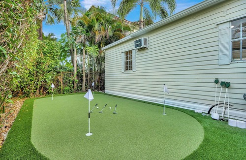 Victoria Park House | Sunshine Sippin' OasisnLuxury Design/Location/Heated Pool/Hot Tub/Putting Green