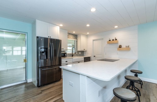 Villas House | Sunshine Stay, Central Fort Myers Gated Yard