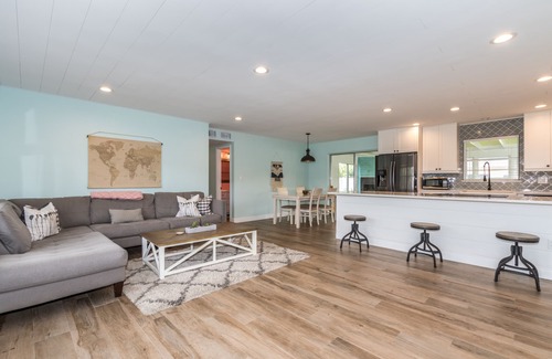 Villas House | Sunshine Stay, Central Fort Myers Gated Yard
