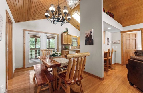 Reeds Spring Cabin | Sunshine Stonebridge Cabin near Silver Dollar City - Pools, Lake, Golf!