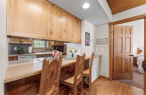 Reeds Spring Cabin | Sunshine Stonebridge Cabin near Silver Dollar City - Pools, Lake, Golf!