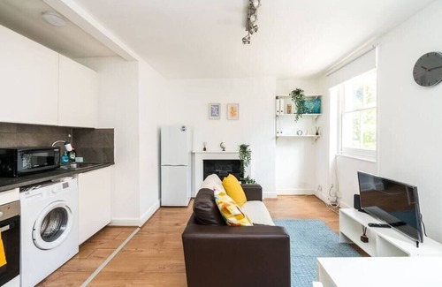 St. Pancras Condo | Super 1BD Flat minutes from Kings Cross Station!
