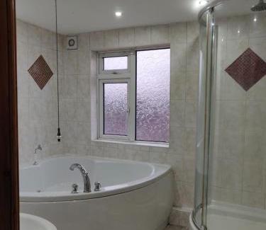 Leeds House | Super 7Bed House - Hot Tub - Large Gathering Meets