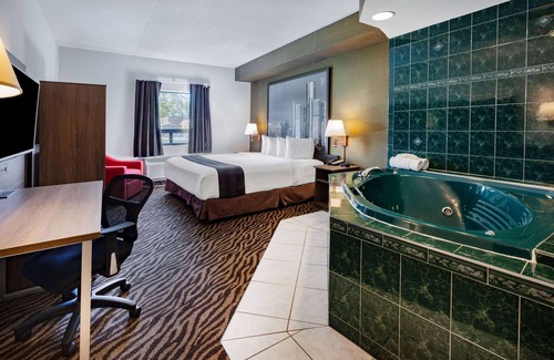 Windsor Hotel | Super 8 by Wyndham Ambassador Bridge Windsor ON