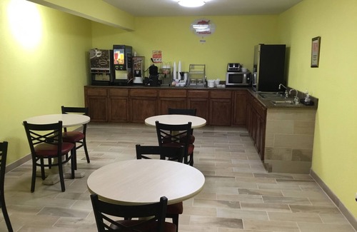 Anamosa Hotel | Super 8 by Wyndham Anamosa IA