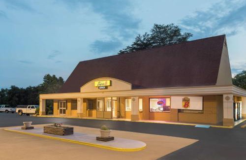 Skyland Hotel | Super 8 by Wyndham Asheville Airport