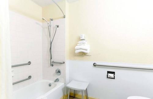 Bath Hotel | Super 8 by Wyndham Bath Hammondsport Area