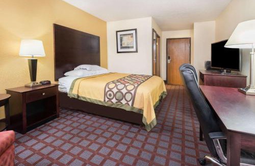 Bloomington Hotel | Super 8 by Wyndham Bloomington University Area