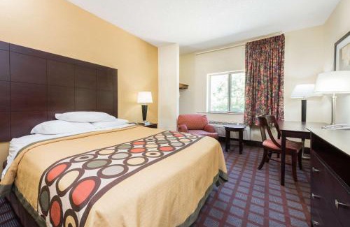 Bloomington Hotel | Super 8 by Wyndham Bloomington University Area