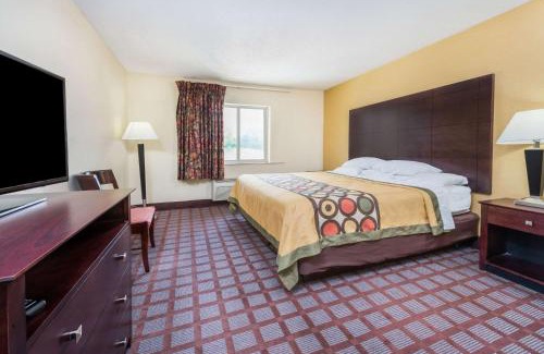 Bloomington Hotel | Super 8 by Wyndham Bloomington University Area