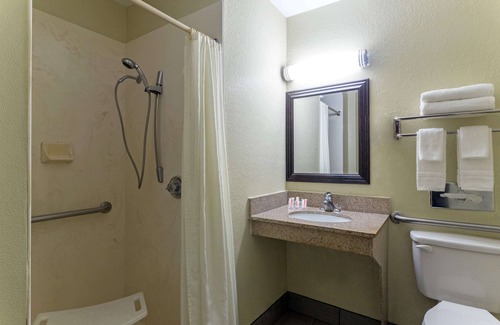 Dock Junction Hotel | Super 8 by Wyndham Brunswick/St Simons Island Area