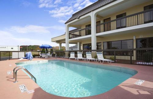 Calhoun Hotel | Super 8 by Wyndham Calhoun