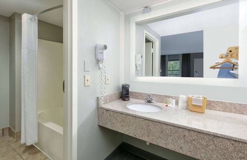 D'Iberville Hotel | Super 8 by Wyndham Diberville Biloxi Area