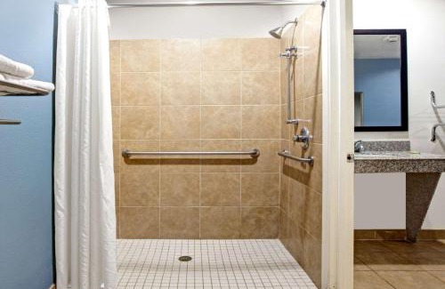 Houston Hotel | Super 8 by Wyndham Houston North I-45