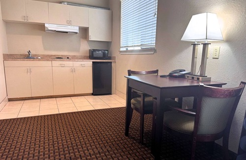 Aldine Hotel | Super 8 by Wyndham IAH West/Greenspoint