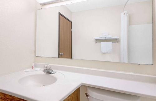Kent Hotel | Super 8 by Wyndham Kent/Akron Area