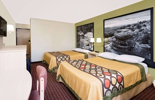 Metropolis Hotel | Super 8 by Wyndham Metropolis