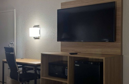 Monroe Hotel | Super 8 by Wyndham Monroe
