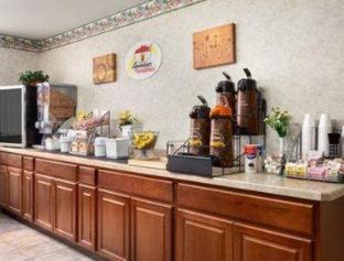 Niagara Falls Hotel | Super 8 by Wyndham Niagara Falls