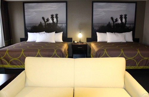Victoria Hotel | Super 8 by Wyndham Victoria/North/Mall Area