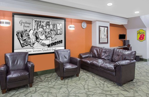 Windsor Hotel | Super 8 by Wyndham Windsor/Madison North