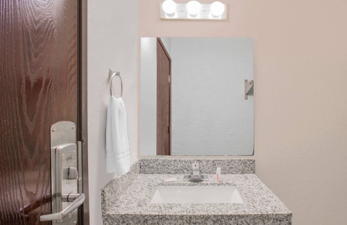 Windsor Hotel | Super 8 by Wyndham Windsor/Madison North