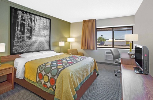 Windsor Hotel | Super 8 by Wyndham Windsor/Madison North