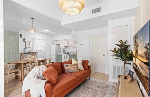 Historic Downtown Kissimmee House | Super Boho - At Lake Toho's Water