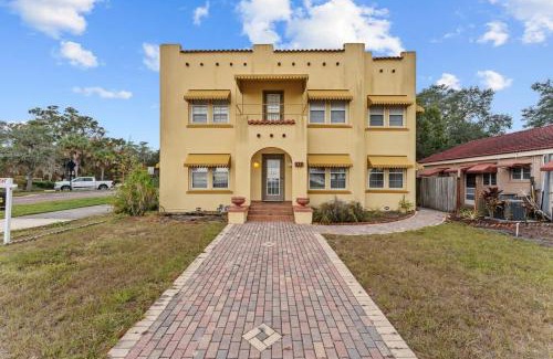 Historic Downtown Kissimmee House | SUPER BOHO - LAKE TOHO FISHiNG WATER FRONTs