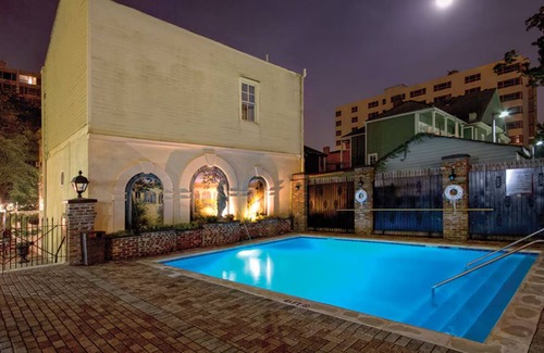 Faubourg Lafayette Apartment | Super Bowl Weekend in New Orleans! 1BR sleeps 4 w/kitchen on streetcar route!