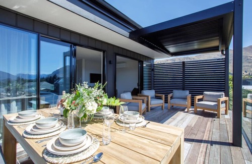 Wanaka House | Super Central in Wanaka - Luxury villa only a 5 minute walk to town