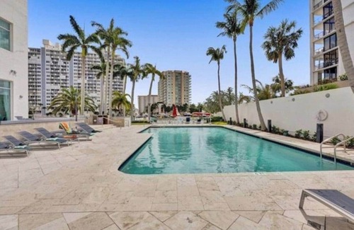 East Fort Lauderdale Apartment | Super chic, comfortable and close to the beach!