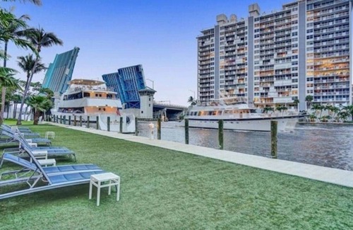 East Fort Lauderdale Apartment | Super chic, comfortable and close to the beach!